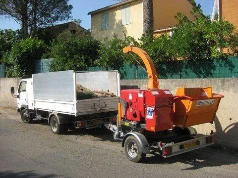 Camion et broyeur à végétaux révisés